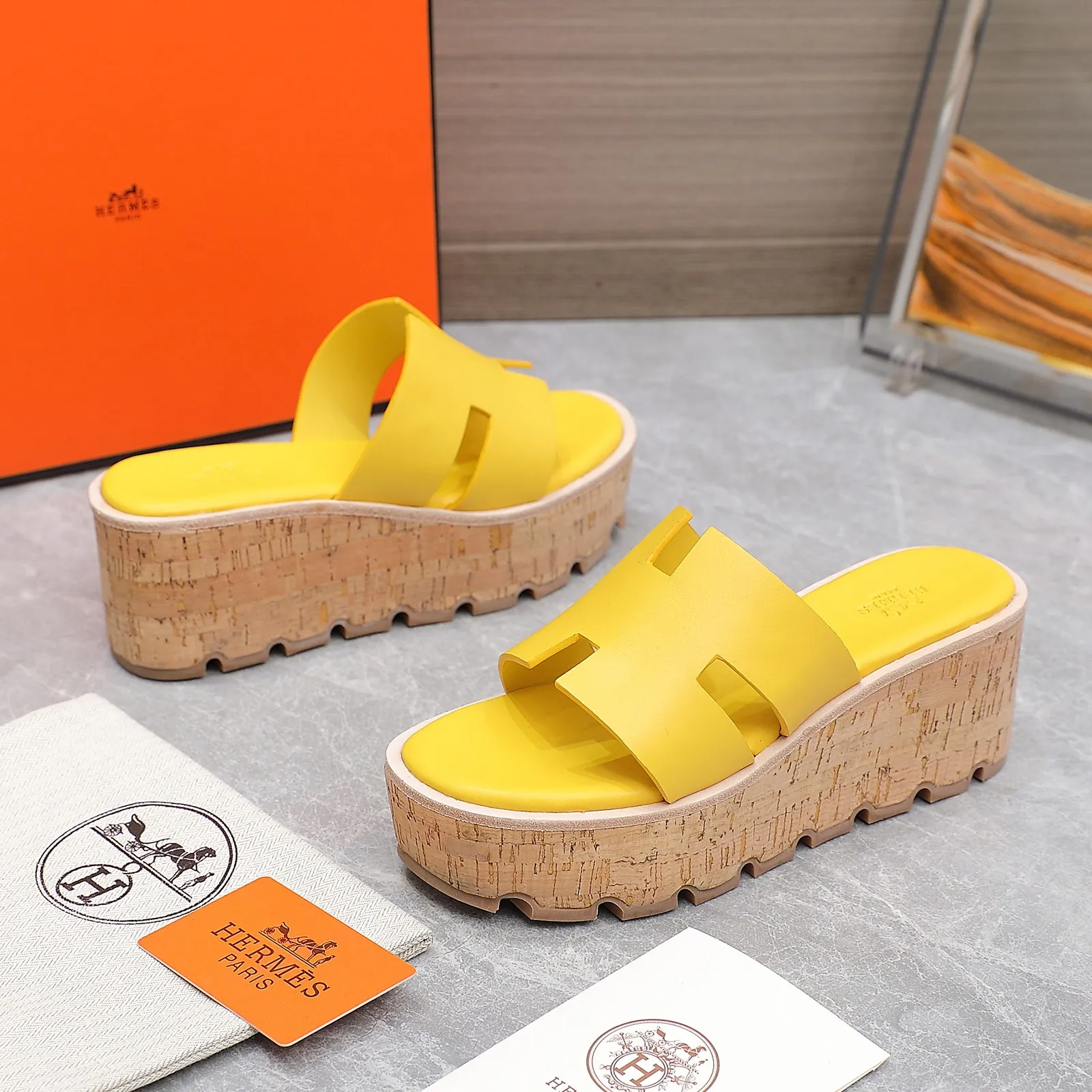 👟👟Ex-factory price 560👟👟 💥2024💥Hermès will continue the classic in 2022 Hermès Wood Grain Wedge H Slippers Hermès’ wedge sandals are the simplest, most durable and elegant I have ever seen! ! ! You can hold any style, the height of the 6cm wedge heel is easy to control, and the colors are all matching. The upper and the feet have her unique style, be sure to buy this one, it is truly classic, easy to wear and look good! Fabric: Imported cowhide, sheepskin lining, sheepskin feet, Italian original leather outsole welt, log water pine wrapped water table, rubber non-slip original outsole Color: 11 colors Code number: 35-40 Full set of original packaging